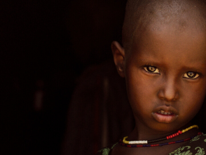 Caritas Auslandshilfe – Portrait von einem Kind in Kenia