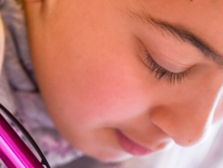 Caritas Integration – Kind beim Schreiben